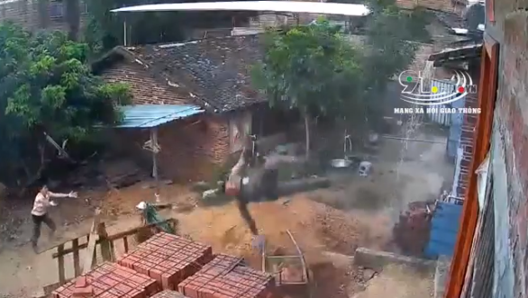 Kinh hoàng cảnh dàn giáo đổ sập khiến thợ xây dựng rơi từ trên cao xuống, người phụ nữ la hét thất thanh cầu cứu-1