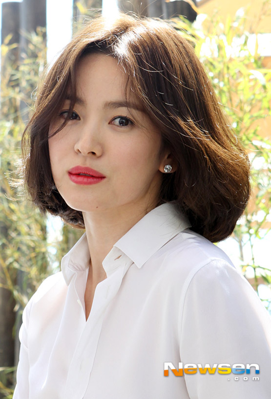 Kiểu tóc ngắn gây khó dễ cho nhan sắc của Song Hye Kyo: Lúc thì già đanh, khi lại sang trọng ngút ngàn-2