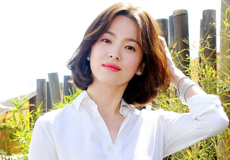 Kiểu tóc ngắn gây khó dễ cho nhan sắc của Song Hye Kyo: Lúc thì già đanh, khi lại sang trọng ngút ngàn-3