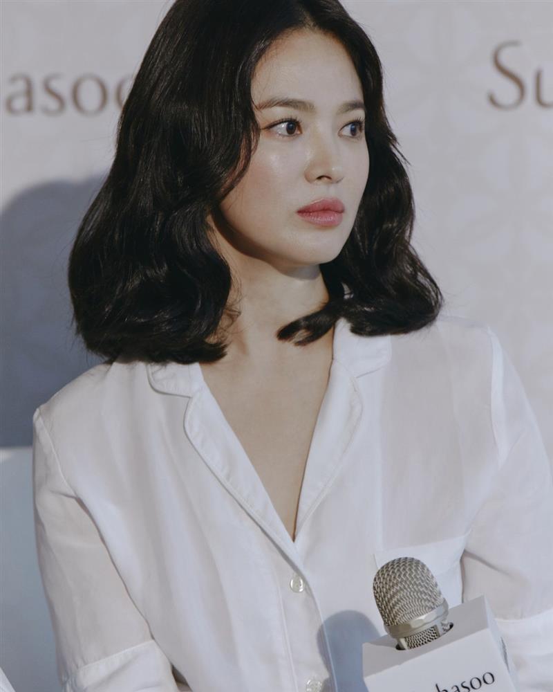 Kiểu tóc ngắn gây khó dễ cho nhan sắc của Song Hye Kyo: Lúc thì già đanh, khi lại sang trọng ngút ngàn-10