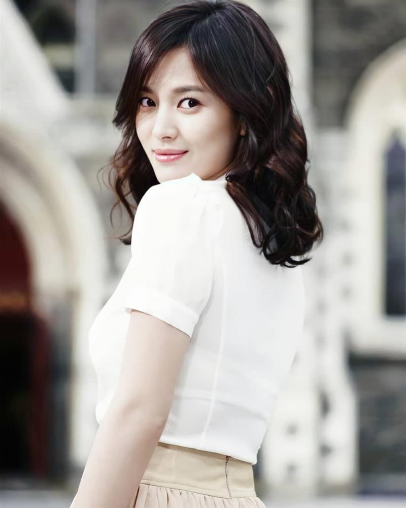 Kiểu tóc ngắn gây khó dễ cho nhan sắc của Song Hye Kyo: Lúc thì già đanh, khi lại sang trọng ngút ngàn-12
