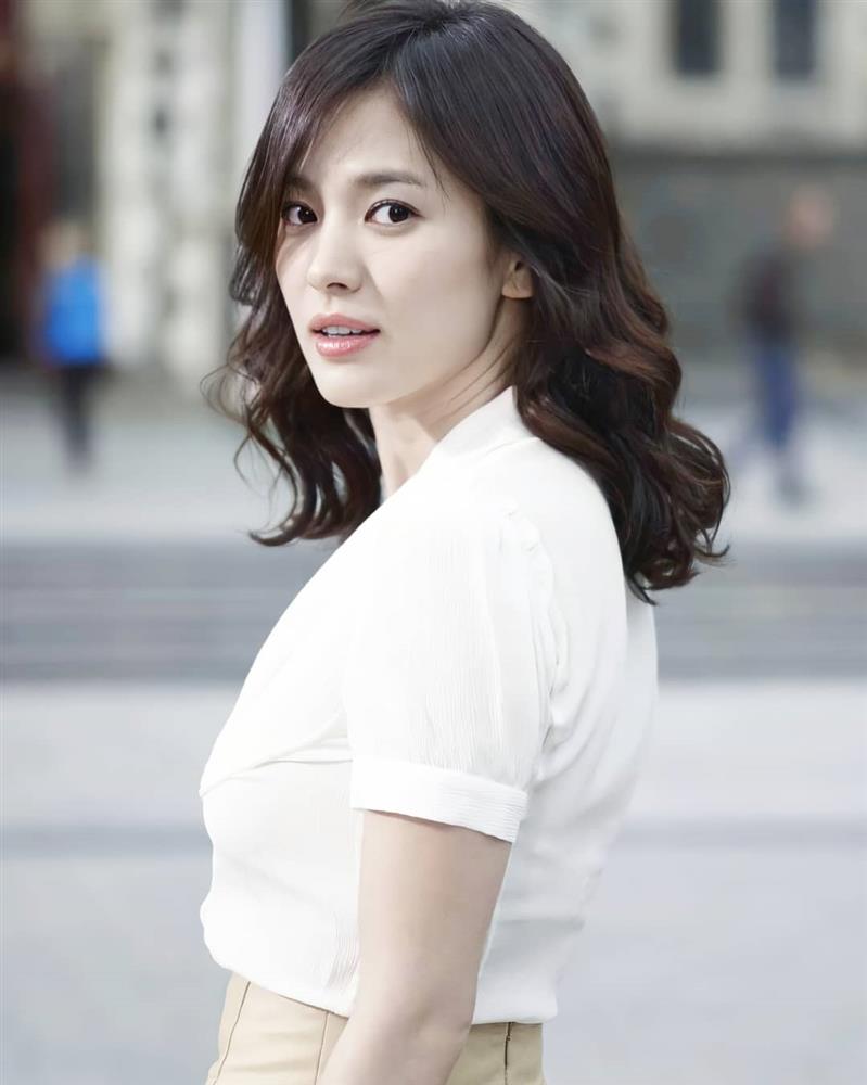 Kiểu tóc ngắn gây khó dễ cho nhan sắc của Song Hye Kyo: Lúc thì già đanh, khi lại sang trọng ngút ngàn-13