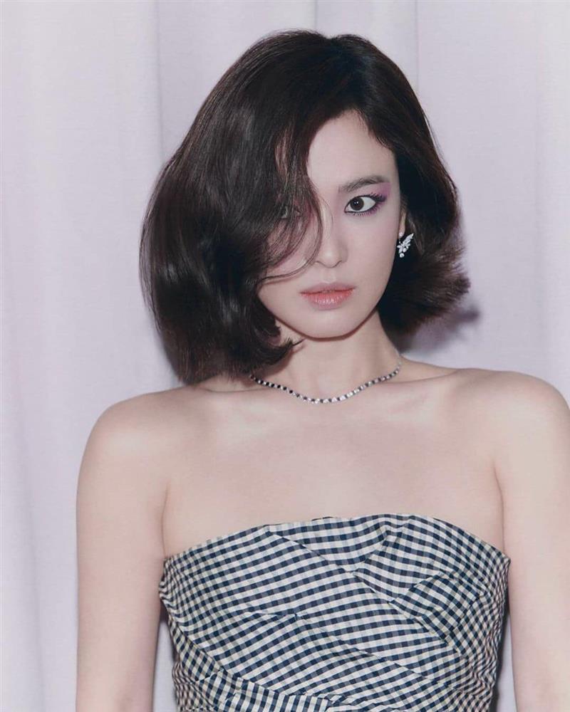 Kiểu tóc ngắn gây khó dễ cho nhan sắc của Song Hye Kyo: Lúc thì già đanh, khi lại sang trọng ngút ngàn-8
