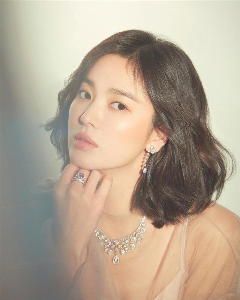 Kiểu tóc ngắn gây khó dễ cho nhan sắc của Song Hye Kyo: Lúc thì già đanh, khi lại sang trọng ngút ngàn-9