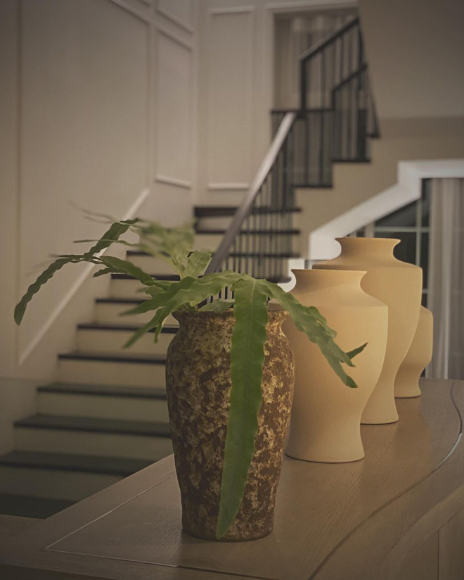 Bà chủ Hà thành khiến dân tình loá mắt với không gian sống xa hoa như cung điện, mỗi lần soạn đồ hiệu là kín cả góc nhà-12