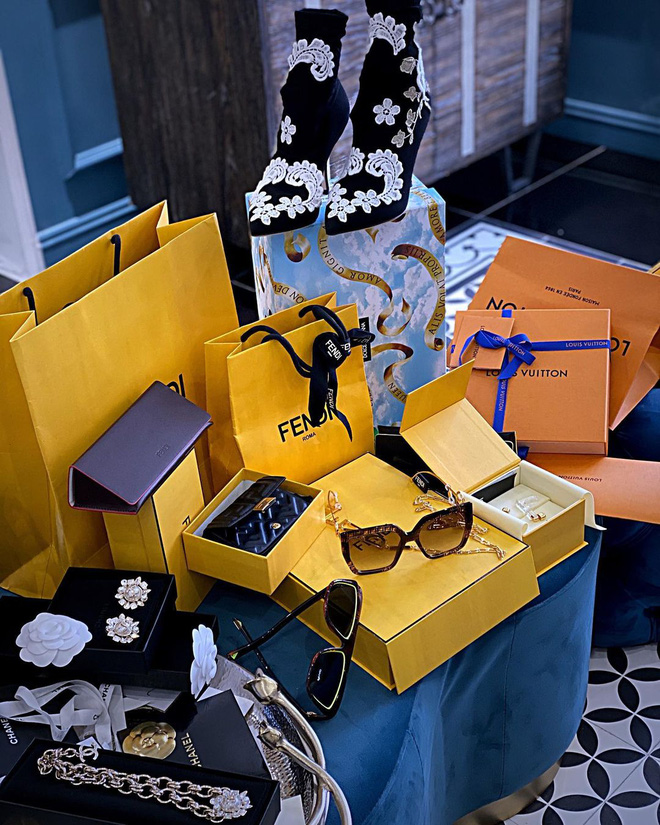 Bà chủ Hà thành khiến dân tình loá mắt với không gian sống xa hoa như cung điện, mỗi lần soạn đồ hiệu là kín cả góc nhà-25