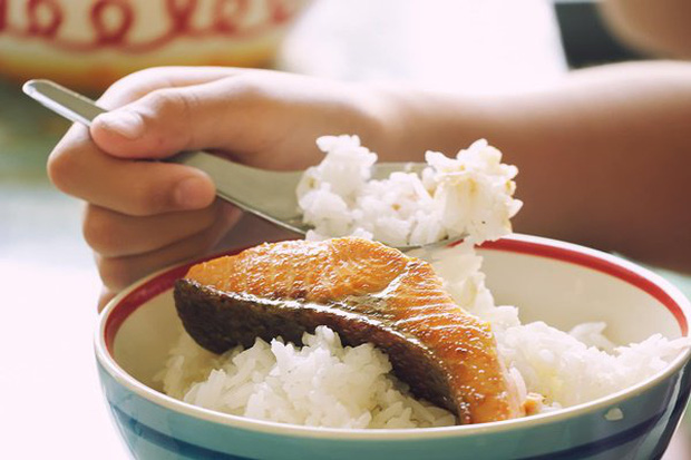 Bé trai 6 tuổi bị hóc xương cá, cách xử lý của bà nội khiến đứa trẻ suýt mất mạng-1