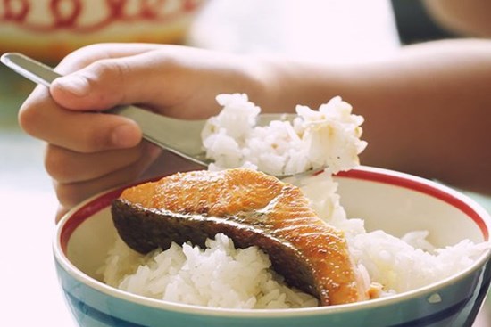 Bé trai 6 tuổi bị hóc xương cá, cách xử lý của bà nội khiến đứa trẻ suýt mất mạng