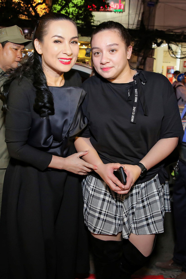 Lễ cầu siêu cho Phi Nhung tại Mỹ: Con gái suy sụp trước di ảnh mẹ, Trizzie Phương Trinh, Hồng Đào có mặt chia buồn-7