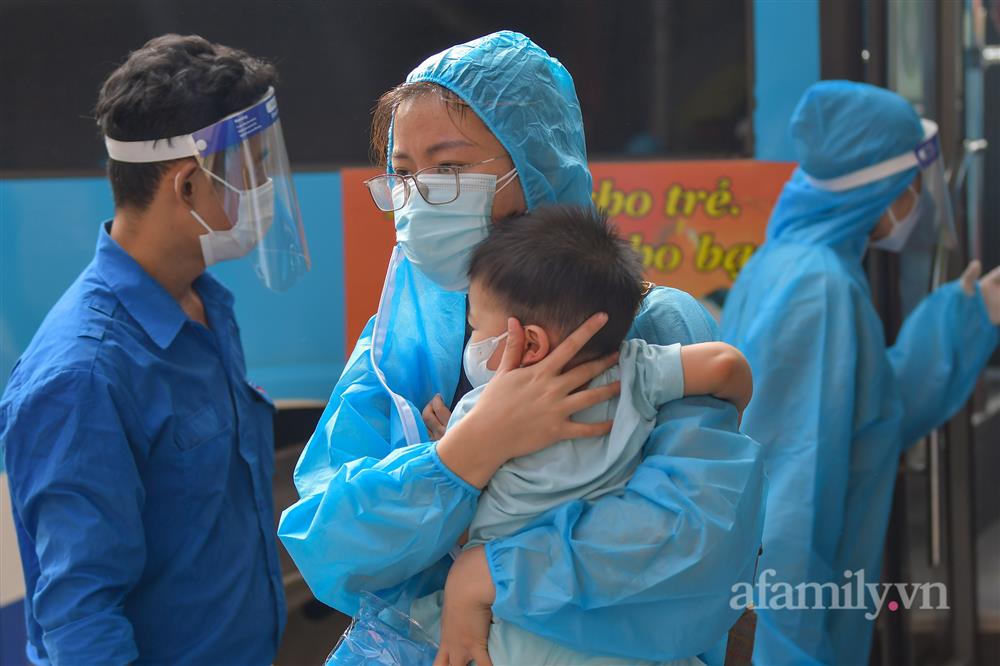 Người dân ở ổ dịch lớn nhất Hà Nội bóc niêm phong, mở cửa về nhà-3