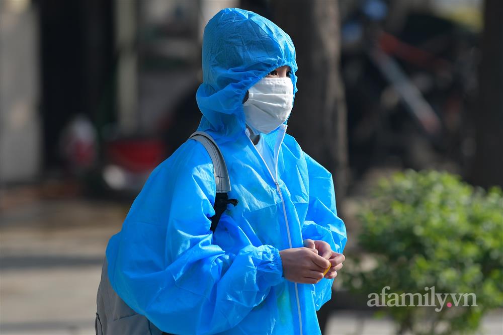 Người dân ở ổ dịch lớn nhất Hà Nội bóc niêm phong, mở cửa về nhà-4