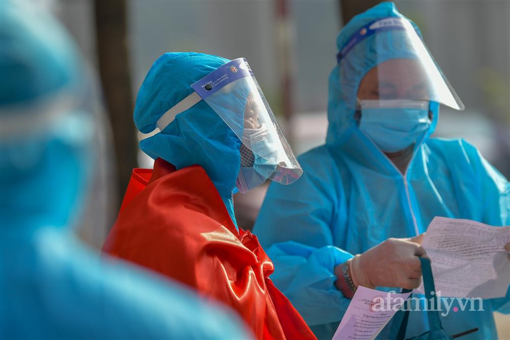 Người dân ở ổ dịch lớn nhất Hà Nội bóc niêm phong, mở cửa về nhà-5