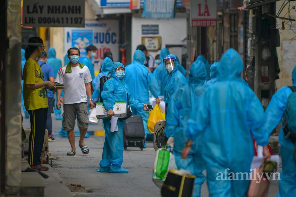 Người dân ở ổ dịch lớn nhất Hà Nội bóc niêm phong, mở cửa về nhà-11