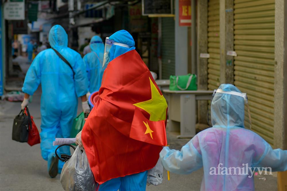 Người dân ở ổ dịch lớn nhất Hà Nội bóc niêm phong, mở cửa về nhà-12