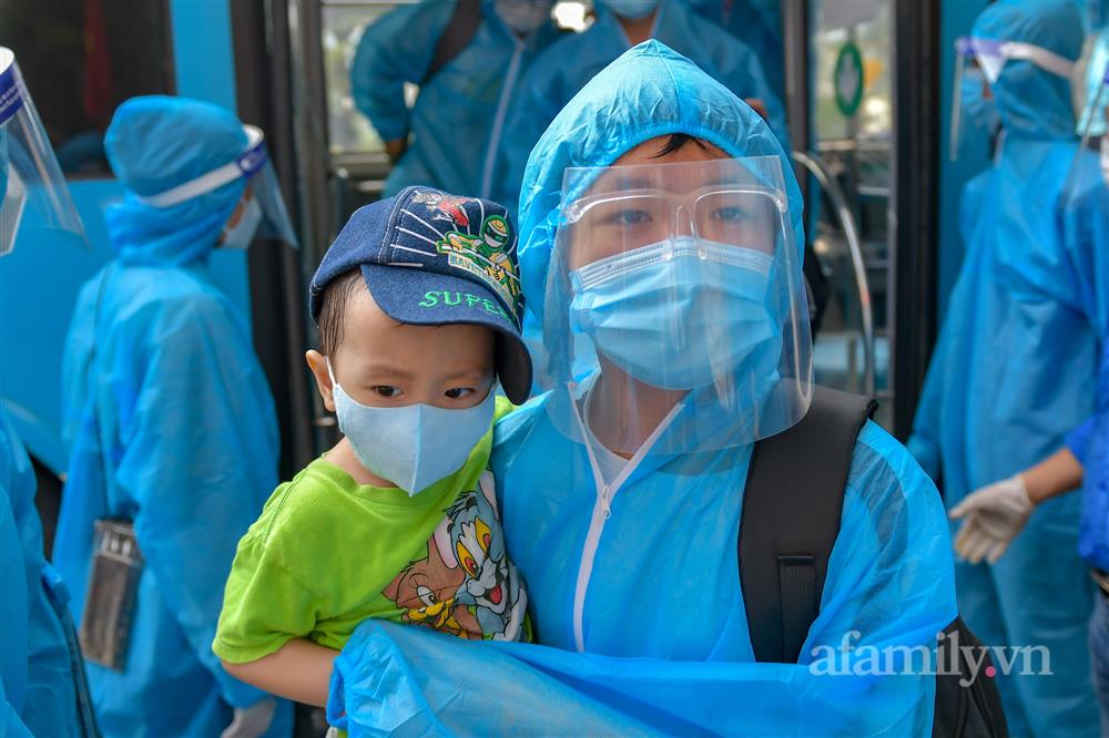 Người dân ở ổ dịch lớn nhất Hà Nội bóc niêm phong, mở cửa về nhà-13