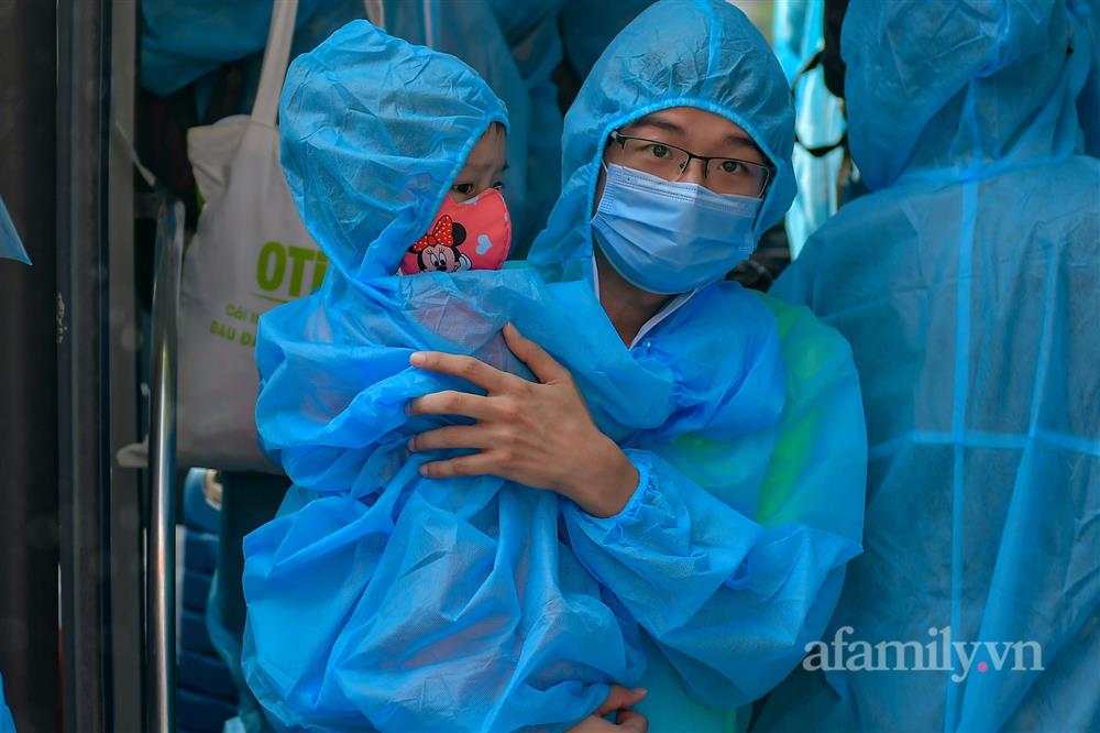 Người dân ở ổ dịch lớn nhất Hà Nội bóc niêm phong, mở cửa về nhà-14