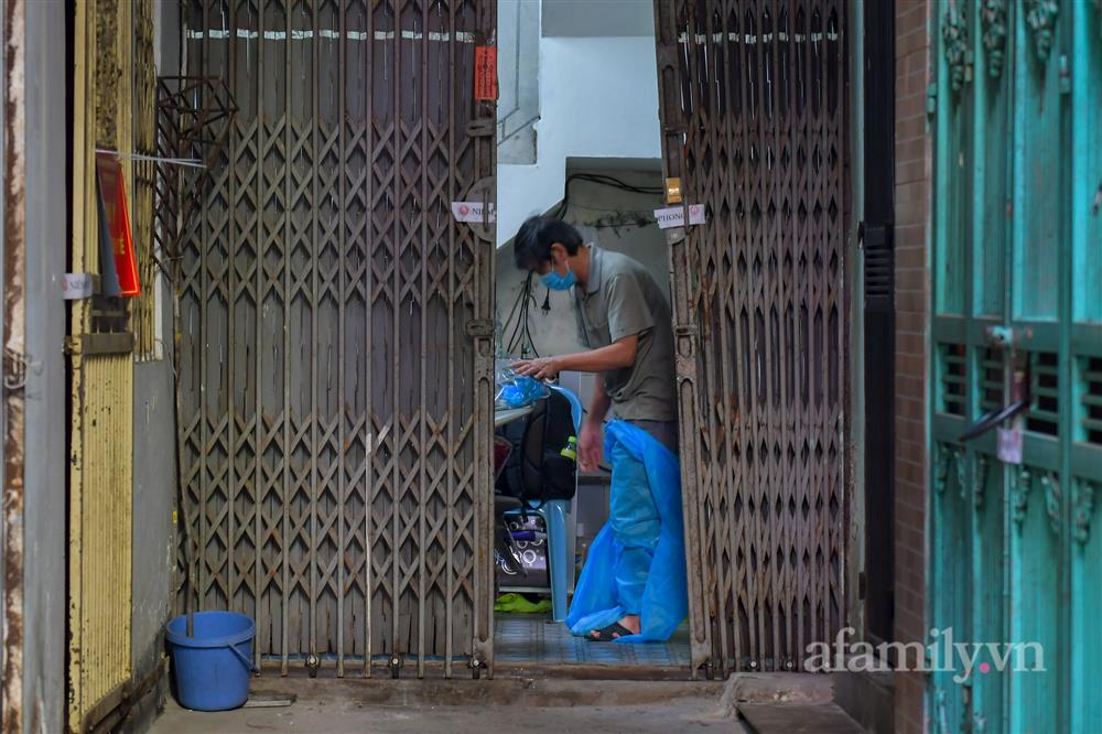 Người dân ở ổ dịch lớn nhất Hà Nội bóc niêm phong, mở cửa về nhà-18