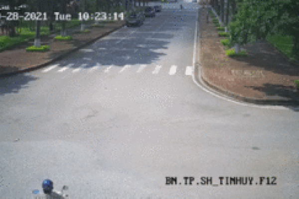 Ô tô tông văng người đi xe máy khi qua ngã tư không đèn giao thông