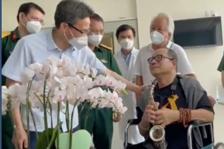 Trần Mạnh Tuấn chơi saxophone khi được Phó Thủ tướng Vũ Đức Đam đến thăm