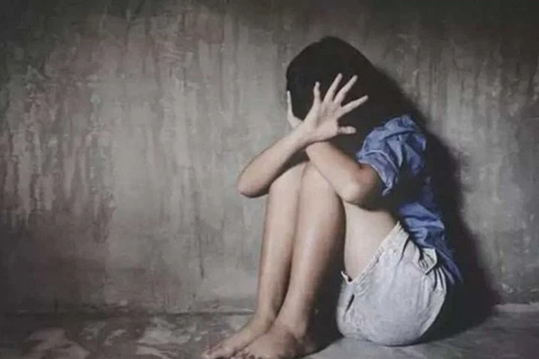 Thiếu nữ bị bạn trai cùng gã đàn ông khác xông vào nhà cưỡng bức, ném từ sân thượng xuống đất, tình tiết vụ việc gây căm phẫn-1
