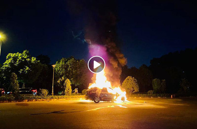 Xe sang BMW bất ngờ bốc cháy ngùn ngụt trên đường phố Hà Nội, cả gia đình hoảng loạn tháo chạy-1