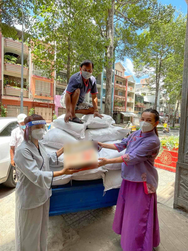 Lời kể từ chuyến đi từ thiện cuối cùng của ca sĩ Phi Nhung: Hôm nay đi bữa cuối rồi bay về Mỹ… ai ngờ đâu-1