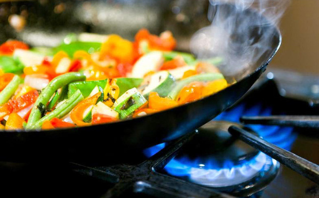 Dùng chảo chống dính hết date để nấu nướng, nhiều người bỏ qua bước quan trọng này, chuyên gia liền lên tiếng ngay-5