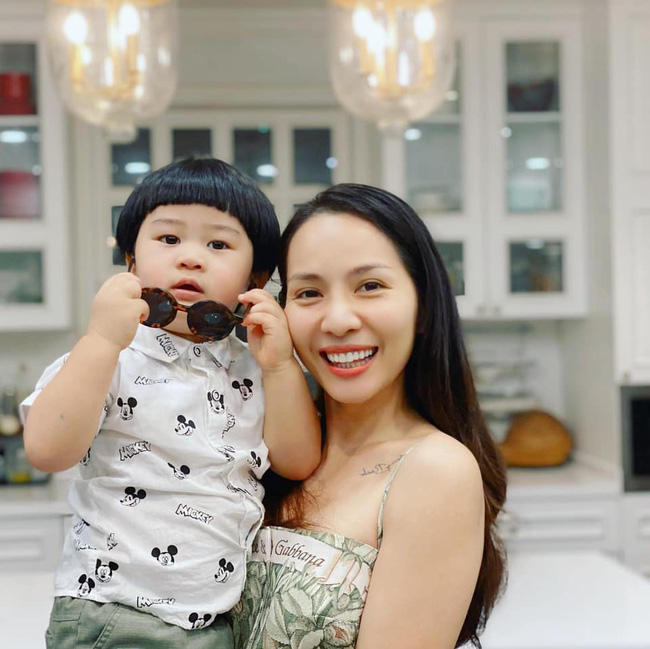 Con trai nhõng nhẽo, ăn vạ rồi vứt đồ, bà xã Hoàng Bách làm điều này vì sợ mắc bẫy của con-2