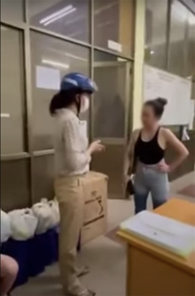 Vừa tái xuất, chị đại quận 4 liên tục la hét, văng tục chửi thề như bắn rap khiến cán bộ phải cưỡng chế ra xe đưa về-1