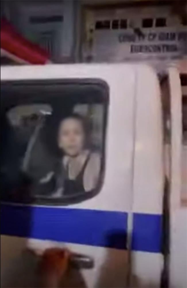 Vừa tái xuất, chị đại quận 4 liên tục la hét, văng tục chửi thề như bắn rap khiến cán bộ phải cưỡng chế ra xe đưa về-3