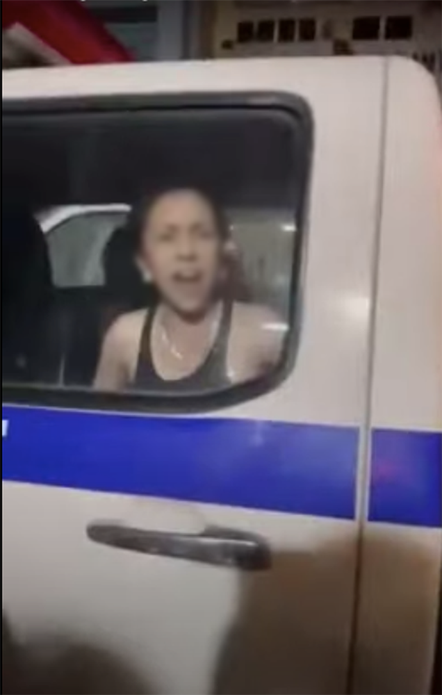 Vừa tái xuất, chị đại quận 4 liên tục la hét, văng tục chửi thề như bắn rap khiến cán bộ phải cưỡng chế ra xe đưa về-4