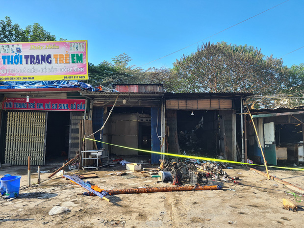 Hà Nội: Cháy lớn 4 ki ốt kinh doanh tại chợ tạm lúc rạng sáng, khói lớn bốc cao ngùn ngụt-2