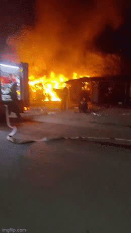 Hà Nội: Cháy lớn 4 ki ốt kinh doanh tại chợ tạm lúc rạng sáng, khói lớn bốc cao ngùn ngụt-1
