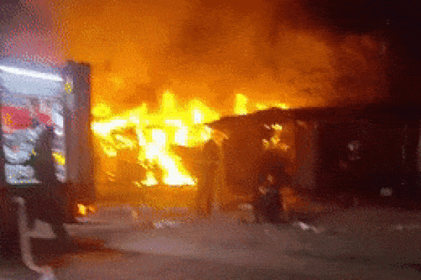 Hà Nội: Cháy lớn 4 ki ốt kinh doanh tại chợ tạm lúc rạng sáng, khói lớn bốc cao ngùn ngụt