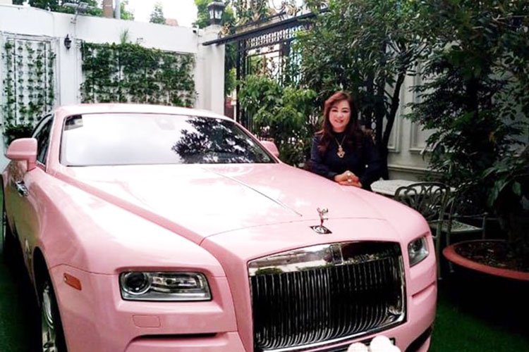 Cậu cả nhà Đại Nam khoe được mẹ chở đi dạo, ngồi trong xế hộp Rolls-Royce 40 tỷ ngắm cơ ngơi mình sẽ thừa kế trong tương lai-1