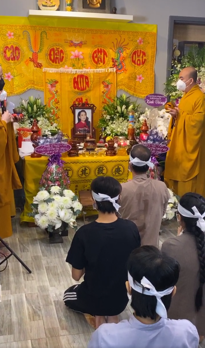 Hồ Văn Cường đeo khăn tang, lộ diện buồn bã trong tang lễ NS Phi Nhung, mẹ ruột nam ca sĩ cũng có mặt-4