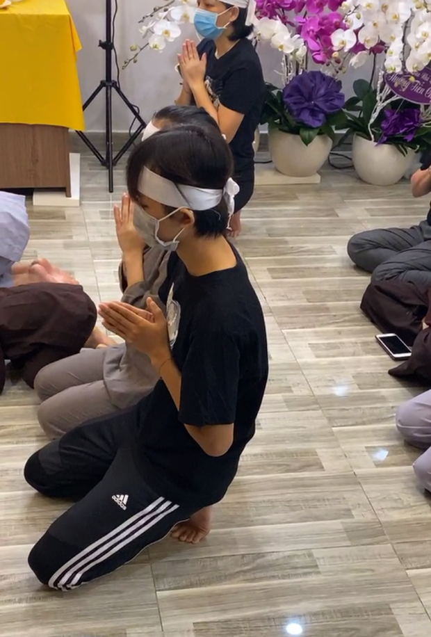 Hồ Văn Cường đeo khăn tang, lộ diện buồn bã trong tang lễ NS Phi Nhung, mẹ ruột nam ca sĩ cũng có mặt-1