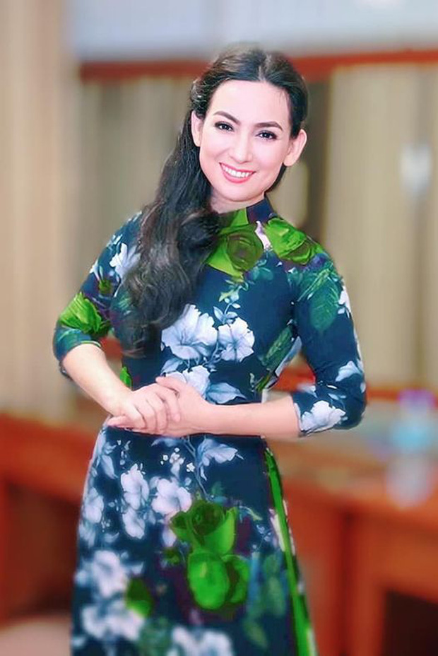 Hồ Văn Cường đeo khăn tang, lộ diện buồn bã trong tang lễ NS Phi Nhung, mẹ ruột nam ca sĩ cũng có mặt-7