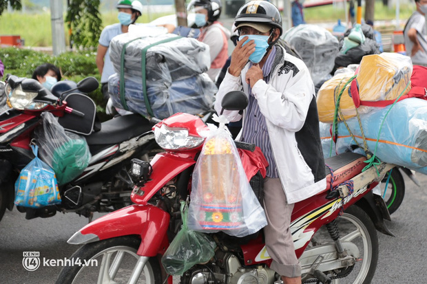 Cả trăm người ùn ùn tự ý rời TP.HCM về quê bằng xe máy: Nguyện vọng của tôi là muốn đưa tro cốt của vợ về với quê nhà”-7