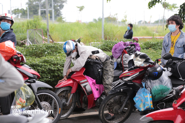 Cả trăm người ùn ùn tự ý rời TP.HCM về quê bằng xe máy: Nguyện vọng của tôi là muốn đưa tro cốt của vợ về với quê nhà”-10