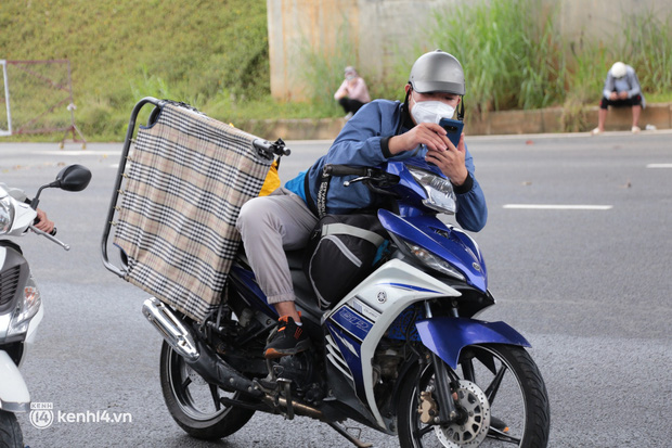 Cả trăm người ùn ùn tự ý rời TP.HCM về quê bằng xe máy: Nguyện vọng của tôi là muốn đưa tro cốt của vợ về với quê nhà”-13