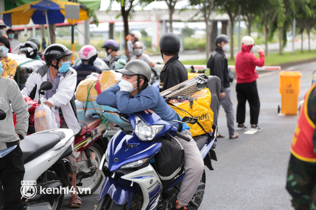 Cả trăm người ùn ùn tự ý rời TP.HCM về quê bằng xe máy: Nguyện vọng của tôi là muốn đưa tro cốt của vợ về với quê nhà”-12