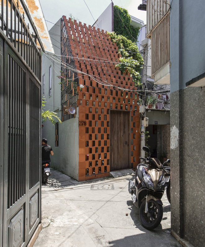 Xiêu lòng với ngôi nhà 30m2 sâu trong hẻm nhỏ Sài Gòn, mặt tiền toàn gạch gốm hút gió và ánh sáng trên cả tuyệt vời-3