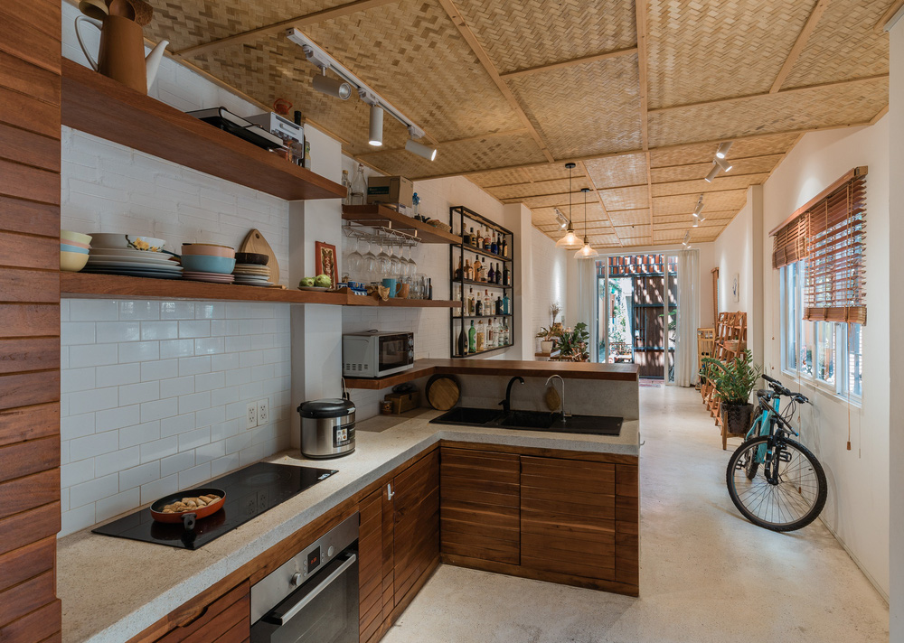 Xiêu lòng với ngôi nhà 30m2 sâu trong hẻm nhỏ Sài Gòn, mặt tiền toàn gạch gốm hút gió và ánh sáng trên cả tuyệt vời-10