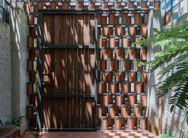 Xiêu lòng với ngôi nhà 30m2 sâu trong hẻm nhỏ Sài Gòn, mặt tiền toàn gạch gốm hút gió và ánh sáng trên cả tuyệt vời-4