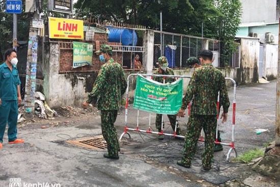 Nhiều tuyến đường lớn ở TP.HCM bắt đầu gỡ bỏ chốt chặn: “Chiếc áo chắp vá đã được cởi bỏ, chúng tôi vui mừng lắm”