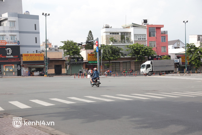 Nhiều tuyến đường lớn ở TP.HCM bắt đầu gỡ bỏ chốt chặn: Chiếc áo chắp vá đã được cởi bỏ, chúng tôi vui mừng lắm”-15