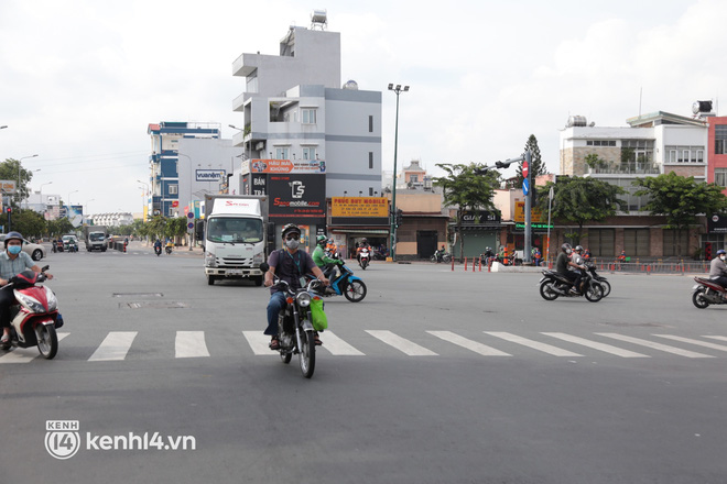 Nhiều tuyến đường lớn ở TP.HCM bắt đầu gỡ bỏ chốt chặn: Chiếc áo chắp vá đã được cởi bỏ, chúng tôi vui mừng lắm”-16