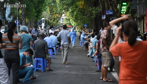 Hà Nội phong tỏa phố Phủ Doãn, lấy mẫu xét nghiệm toàn bộ cư dân khu vực sau khi phát hiện ca dương tính SARS-CoV-2 cộng đồng-3