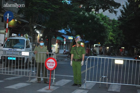 Hà Nội phong tỏa phố Phủ Doãn, lấy mẫu xét nghiệm toàn bộ cư dân khu vực sau khi phát hiện ca dương tính SARS-CoV-2 cộng đồng